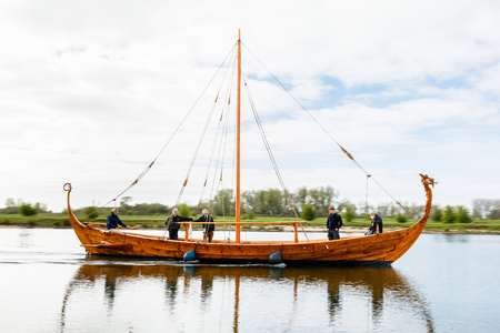  Na plaatsing van de mast vaart het schip terug naar de ligplaats in Jachthaven De Lunenburg; L>R Kees Sterrenburg, ...