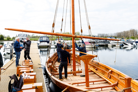  Bevestiging van de ra aan de mast; L>R Peter Post, Michel van Dam, Joop van Os, Michiel Otsen, Hank Kwint, Joop Gijsbertsen