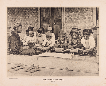 69 69. Koranschooltje. Java.