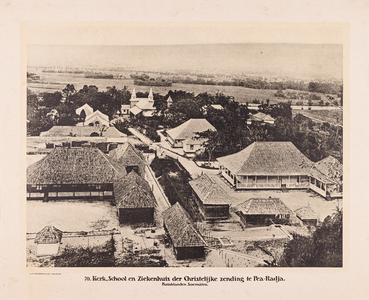 70 70. Kerk, School en Ziekenhuis der Christelijke zending te Pea-Radja. Bataklanden. Soemátra.