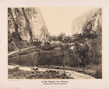 101 101. De kloof van Harau. Padangsche Bovenlanden.