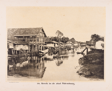 106 106. Kreek in de stad Palembang.