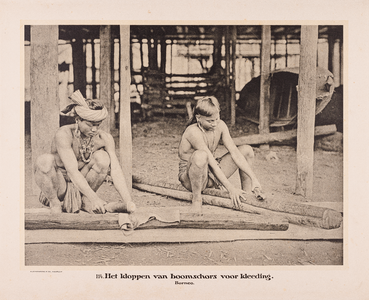 114 114.Het kloppen van boomschors voor kleeding. Borneo.