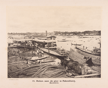 115 115. Rotan aan de pier te Palembang. Soemàtra.