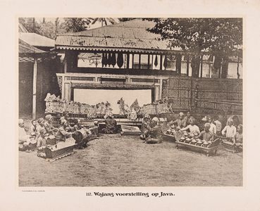 117 117. Wajang-voorstelling op Java.