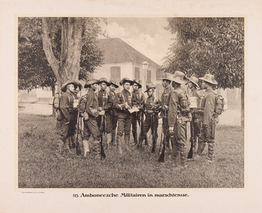 123 123. Amboneesche Militairen in marschtenue.