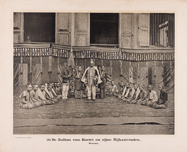 129 129. De Sultan van Koetei en zijne Rijkssieraden. Borneo.
