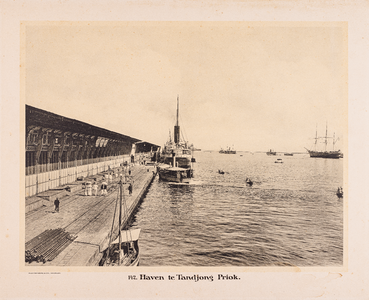 142 142. Haven te Tandjong Priok.