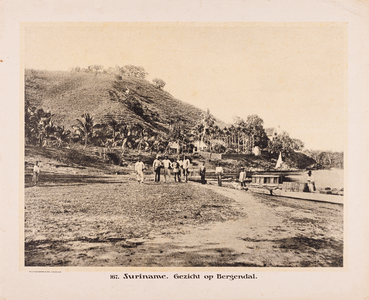 167 167. Suriname. Gezicht op Bergendal.