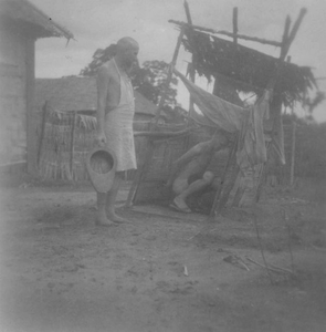 Latrines in kamp Si Rengorengo. Foto van J.P.J. Kosak, 1945.<br/>NIOD 100439 <a class=uline href=http://www.beeldbankwo2.nl target=_blank>Beeldbank WO2</a>