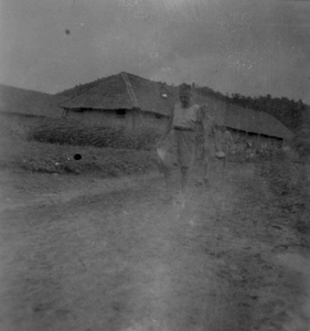 Via de modderweg naar de rivier in kamp Si Rengorengo. Foto van J.P.J. Kosak, 1945.<br/>NIOD 100440 <a class=uline href=http://www.beeldbankwo2.nl target=_blank>Beeldbank WO2</a>
