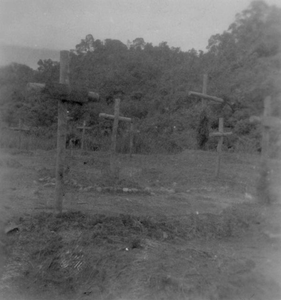 Kerkhof van Si Rengorengo, waar tussen 6 oktober 1944 en 8 oktober 1945 117 personen begraven werden. Foto van J.P.J. Kosak.<br/>NIOD 100442 <a class=uline href=http://www.beeldbankwo2.nl target=_blank>Beeldbank WO2</a>
