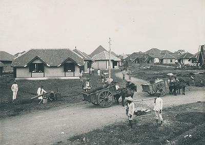 Gemeentelijke kleinwoningbouw in de wijk Tjihapit in Bandoeng, 1920.&lt;br/&gt;KITLV 11922 &lt;a class=uline href=http://kitlv.pictura-dp.nl target=_blank&gt;beeldbank van het KITLV&lt;/a&gt;