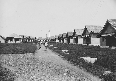Gemeentelijke kleinwoningbouw in de wijk Tjihapit in Bandoeng, 1920.&lt;br/&gt;KITLV 11929 &lt;a class=uline href=http://kitlv.pictura-dp.nl target=_blank&gt;beeldbank van het KITLV&lt;/a&gt;
