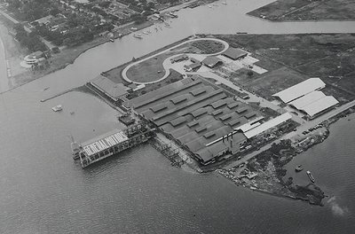 Fabriek van General Motors in Tandjoengpriok bij Batavia, circa 1925.&lt;br/&gt;KITLV 16890 &lt;a class=uline href=http://kitlv.pictura-dp.nl target=_blank&gt;beeldbank van het KITLV&lt;/a&gt;