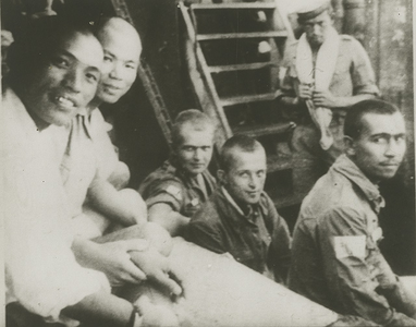 Dutch prisoners of war on board of the Tenzio Maru in Koepang harbor (Timor), May 1943.&lt;br/&gt;KITLV 25508 &lt;a class=uline href=http://kitlv.pictura-dp.nl target=_blank&gt;beeldbank van het KITLV&lt;/a&gt;