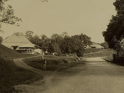 Residentsweg (Resident's Road) in Fort De Kock, with to the left Belvédère Club and to the right the assistant-resident's house, around 1900.&lt;br/&gt;KITLV 28802 &lt;a class=uline href=http://kitlv.pictura-dp.nl target=_blank&gt;beeldbank van het KITLV&lt;/a&gt;