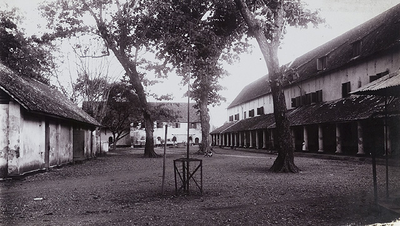 De binnenplaats van Fort Rotterdam te Makassar, ca. 1925.&lt;br/&gt;KITLV 34237 &lt;a class=uline href=http://kitlv.pictura-dp.nl target=_blank&gt;beeldbank van het KITLV&lt;/a&gt;