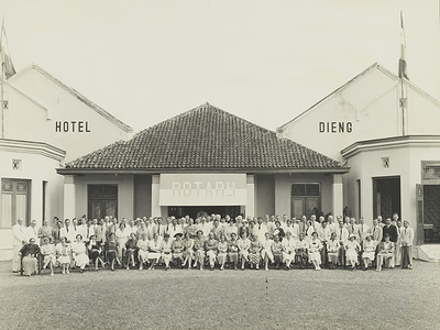 Een Rotaryclub bijeen in Hotel Wonosobo, circa 1932.&lt;br/&gt;KITLV 35247 &lt;a class=uline href=http://kitlv.pictura-dp.nl target=_blank&gt;beeldbank van het KITLV&lt;/a&gt;