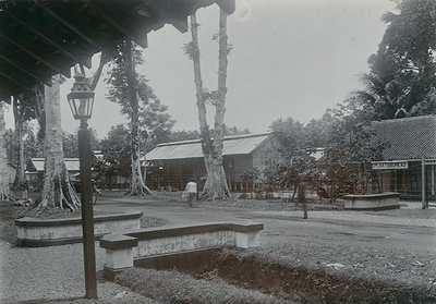 Kazerne te Tjilatjap, circa 1908.<br/>KITLV 50021 <a class=uline href=http://kitlv.pictura-dp.nl target=_blank>beeldbank van het KITLV</a>