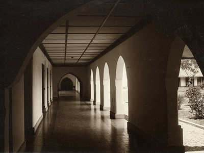 Gallery in front of the classrooms in the HBS in Soerabaja in 1927.&lt;br/&gt;KITLV 50262 &lt;a class=uline href=http://kitlv.pictura-dp.nl target=_blank&gt;beeldbank van het KITLV&lt;/a&gt;