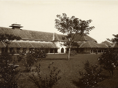 Wing of the building of the HBS in Soerabaja in 1927.&lt;br/&gt;KITLV 50265 &lt;a class=uline href=http://kitlv.pictura-dp.nl target=_blank&gt;beeldbank van het KITLV&lt;/a&gt;