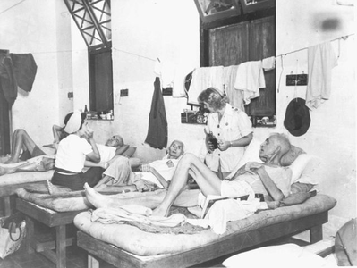 Zuster T. Jongsma met patiënten in het als hospitaal ingerichte klooster Mater Dolorosa in Batavia, 1945.&lt;br/&gt;NIOD 51824 &lt;a class=uline href=http://www.beeldbankwo2.nl target=_blank&gt;Beeldbank WO2&lt;/a&gt;