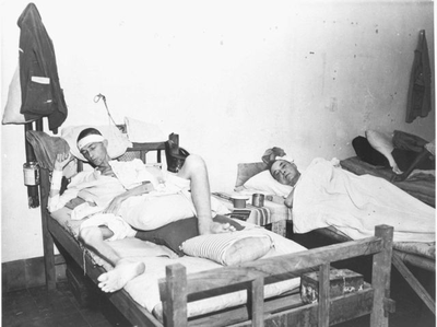 Patiënten in het als hospitaal ingerichte klooster Mater Dolorosa in Batavia, 1945.&lt;br/&gt;NIOD 51825 &lt;a class=uline href=http://www.beeldbankwo2.nl target=_blank&gt;Beeldbank WO2&lt;/a&gt;