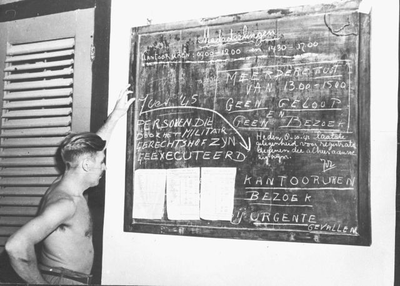 Mededelingenbord in een gebouw naast het als hospitaal ingerichte klooster Mater Dolorosa, met lijsten van door de Japanners geëxecuteerden. Foto van H. Ripassa, 1945.&lt;br/&gt;NIOD 51915 &lt;a class=uline href=http://www.beeldbankwo2.nl target=_blank&gt;Beeldbank WO2&lt;/a&gt;