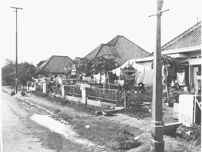 Enkele huizen in kamp Tjideng, 1945.&lt;br/&gt;NIOD 52034 &lt;a class=uline href=http://www.beeldbankwo2.nl target=_blank&gt;Beeldbank WO2&lt;/a&gt;