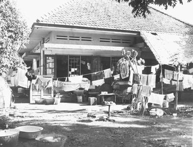 Een huis in kamp Tjideng. Foto van de Netherlands Indies Government Information Service (NIGIS), 1945.&lt;br/&gt;NIOD 52038 &lt;a class=uline href=http://www.beeldbankwo2.nl target=_blank&gt;Beeldbank WO2&lt;/a&gt;