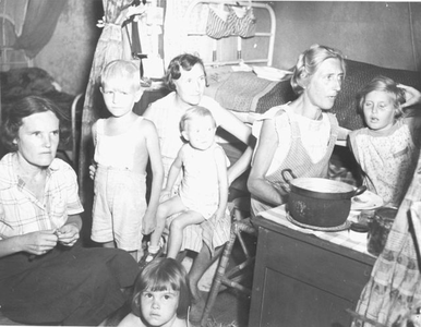 Ex-internees in Tjideng Camp. Photo of the Netherlands Indies Government Information Service (NIGIS), 1945.&lt;br/&gt;NIOD 52039 &lt;a class=uline href=http://www.beeldbankwo2.nl target=_blank&gt;Beeldbank WO2&lt;/a&gt;