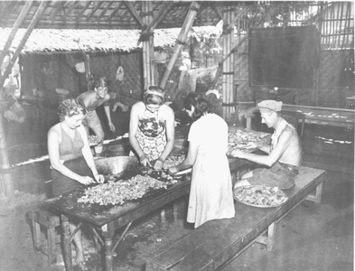 Ex-internees cut meat for a meal in Kampong Makassar in Batavia. Photo of the Netherlands Indies Government Information Servide (NIGIS), 1945.&lt;br/&gt;NIOD 52081 &lt;a class=uline href=http://www.beeldbankwo2.nl target=_blank&gt;Beeldbank WO2&lt;/a&gt;
