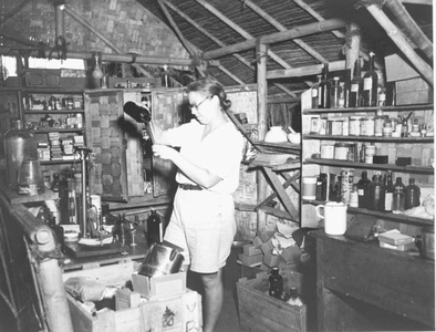 The pharmacy in Kampong Makassar in Batavia. Photo of the Netherlands Indies Government Information Servide (NIGIS), 1945.&lt;br/&gt;NIOD 52083 &lt;a class=uline href=http://www.beeldbankwo2.nl target=_blank&gt;Beeldbank WO2&lt;/a&gt;