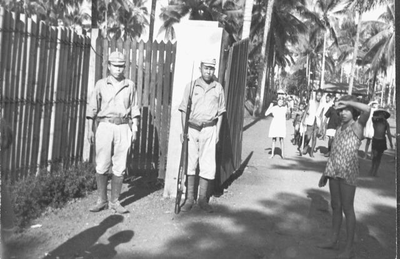 Japanese guards in Kampong Makassar in Batavia, 1945.&lt;br/&gt;NIOD 52084 &lt;a class=uline href=http://www.beeldbankwo2.nl target=_blank&gt;Beeldbank WO2&lt;/a&gt;