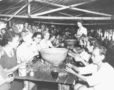 Ex-internees clean vegetables in Kampong Makassar in Batavia. Photo of the Netherlands Indies Government Information Servide (NIGIS), 1945.&lt;br/&gt;NIOD 52089 &lt;a class=uline href=http://www.beeldbankwo2.nl target=_blank&gt;Beeldbank WO2&lt;/a&gt;