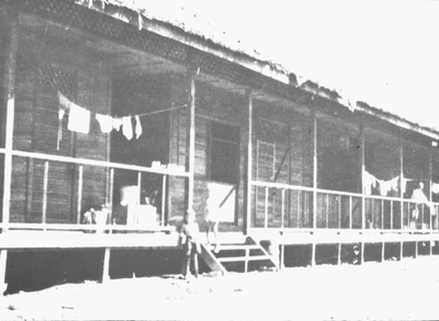 Barakken van geïnterneerden in kamp Banjoebiroe, 1945. Om welk van de kampen in Banjoebiroe het gaat, is onbekend.&lt;br/&gt;NIOD 52104 &lt;a class=uline href=http://www.beeldbankwo2.nl target=_blank&gt;Beeldbank WO2&lt;/a&gt;