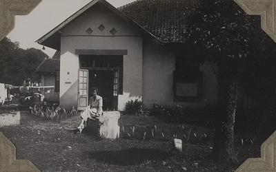 House on Sompok 61 in Semarang, in which Mrs. Willy Hirsch was interned. The picture was taken in 1948.&lt;br/&gt;KITLV 52556 &lt;a class=uline href=http://kitlv.pictura-dp.nl target=_blank&gt;beeldbank van het KITLV&lt;/a&gt;