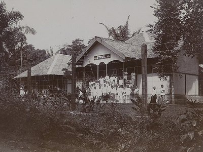 De School Tot Opleiding van Inlandsche Leraren (STOVIL) op Batoegantoeng, Ambon-Stad, in 1915.&lt;br/&gt;KITLV 52646 &lt;a class=uline href=http://kitlv.pictura-dp.nl target=_blank&gt;beeldbank van het KITLV&lt;/a&gt;