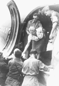 Evacuatie van de kampen in Banjoebiroe. Foto van de Netherlands Indies Government Information Service (NIGIS), november 1945.&lt;br/&gt;NIOD 53821 &lt;a class=uline href=http://www.beeldbankwo2.nl target=_blank&gt;Beeldbank WO2&lt;/a&gt;