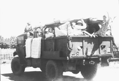 Evacuatie van de kampen in Banjoebiroe. Foto van de Netherlands Indies Government Information Service (NIGIS), november 1945.&lt;br/&gt;NIOD 53822 &lt;a class=uline href=http://www.beeldbankwo2.nl target=_blank&gt;Beeldbank WO2&lt;/a&gt;