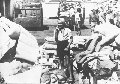 Evacuatie van de kampen in Banjoebiroe. Foto van de Netherlands Indies Government Information Service (NIGIS), november 1945.&lt;br/&gt;NIOD 53823 &lt;a class=uline href=http://www.beeldbankwo2.nl target=_blank&gt;Beeldbank WO2&lt;/a&gt;