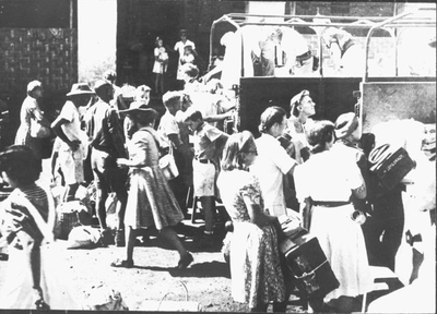 Evacuatie van de kampen in Banjoebiroe. Foto van de Netherlands Indies Government Information Service (NIGIS), november 1945.&lt;br/&gt;NIOD 53824 &lt;a class=uline href=http://www.beeldbankwo2.nl target=_blank&gt;Beeldbank WO2&lt;/a&gt;
