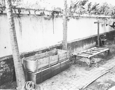 Coffins in the cloister-turned-hospital Mater Dolorosa in Batavia, 1945.&lt;br/&gt;NIOD 53830 &lt;a class=uline href=http://www.beeldbankwo2.nl target=_blank&gt;Beeldbank WO2&lt;/a&gt;