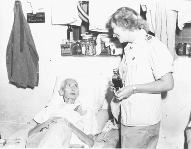 Zuster T. Jongsma met een patiënt in het als hospitaal ingerichte klooster Mater Dolorosa in Batavia, 1945.&lt;br/&gt;NIOD 53833 &lt;a class=uline href=http://www.beeldbankwo2.nl target=_blank&gt;Beeldbank WO2&lt;/a&gt;