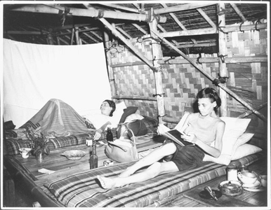 One of the barracks in Kampong Makassar in Batavia. At night rats entered over the bamboo rails. The picture was taken after the Japanese capitulation, when there already was somewhat more space in the camp.&lt;br/&gt;NIOD 54398 &lt;a class=uline href=http://www.beeldbankwo2.nl target=_blank&gt;Beeldbank WO2&lt;/a&gt;