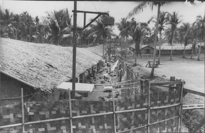 Several houses in Kampong Makassar in Batavia. Photo by H. Ripassa, September-October 1945.&lt;br/&gt;NIOD 57260 &lt;a class=uline href=http://www.beeldbankwo2.nl target=_blank&gt;Beeldbank WO2&lt;/a&gt;
