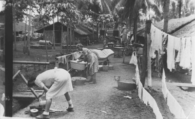 Washing up in Kampong Makassar in Batavia. Photo by H. Ripassa, September-October 1945.&lt;br/&gt;NIOD 57261 &lt;a class=uline href=http://www.beeldbankwo2.nl target=_blank&gt;Beeldbank WO2&lt;/a&gt;