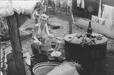 Cooking in Kampong Makassar in Batavia. Photo by H. Ripassa, September-October 1945.&lt;br/&gt;NIOD 57262 &lt;a class=uline href=http://www.beeldbankwo2.nl target=_blank&gt;Beeldbank WO2&lt;/a&gt;