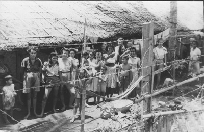 Ex-internees in Kampong Makassar in Batavia. Photo by H. Ripassa, September-October 1945.&lt;br/&gt;NIOD 57266 &lt;a class=uline href=http://www.beeldbankwo2.nl target=_blank&gt;Beeldbank WO2&lt;/a&gt;